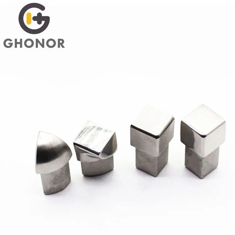 Cappucci terminali con finiture in piastrelle di metallo